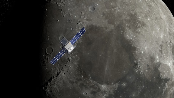 Die Capstone-Raumsonde mit ausgefalteten Solar-Flügeln vor dem Mond, der den gesamten Hintergrund einnimmt.