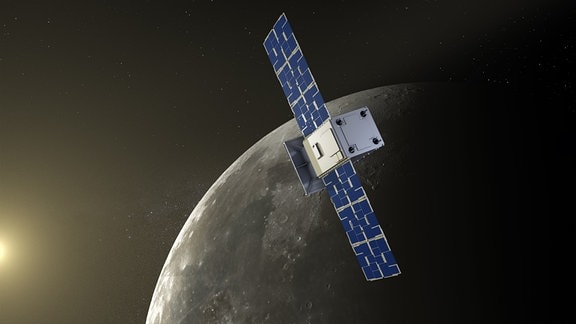 Die Nasa-Raumsonde Capstone vor dem Mond. Im Hintergrund der künstlerischen Darstellung kann man das Weltall und den Schein der Sonne erkennen.