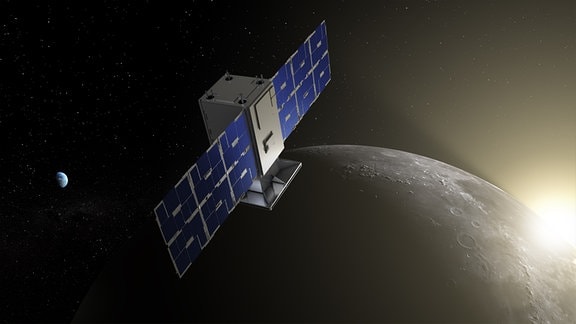 Die Nasa-Raumsonde Capstone vor dem Mond. Im Hintergrund der künstlerischen Darstellung kann man das Weltall und den Schein der Sonne sowie die Erde erkennen.