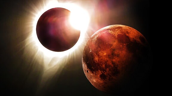 Eine Weltraum-Collage, die eine Sonnenfinsternis (l.) und eine Mondfinsternis (r.) zeigt.