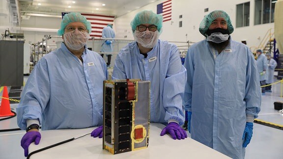 Das Team CuSP hinter dem Solar-CubeSat, bevor er im Kennedy Space Center der Nasa in Florida in den Adapter der Orion-Stufe der Space Launch System-Rakete geladen wurde