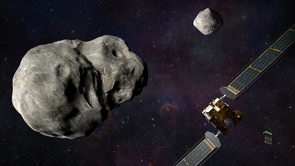 Die Raumsonde DART mit ihren Solarflügeln in der Nähe eines großen Asteroidenbrockens. Im Hintergrund ist der Weltraum zu erkennen sowie ein weiterer kleinerer Asteroid – insgesamt eine sehr dunkele künstlerische Darstellung.