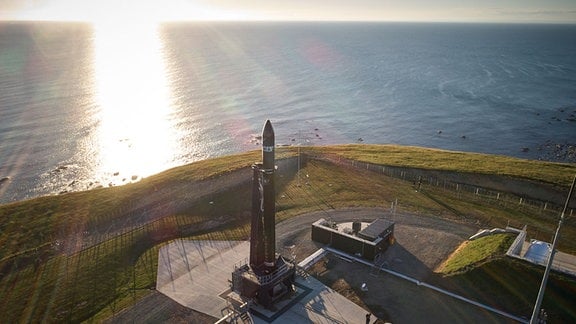 In diesem Bild ist die Trägerrakete "Electron" zu erkennen. Sie gehört dem privaten Raumfahrtunternehmens Rocket Lab, welches auch eine eigene Raketenstartbahn betreibt. Der Launch Complex 1 befindet sich auf der neuseeländischen Halbinsel Māhia.