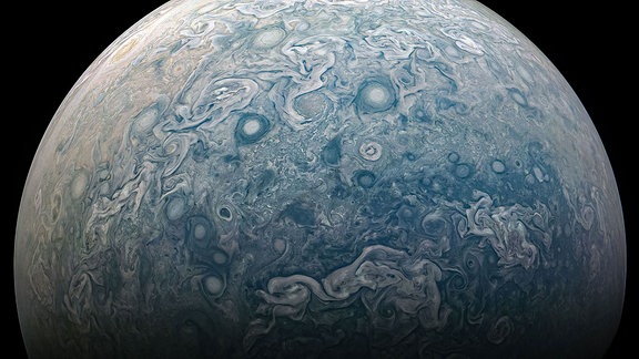 Blick auf ein chaotisches, stürmisches Gebiet auf der nördlichen Hemisphäre des Planeten Jupiter, die als gefaltete, filamentäre Region bekannt ist. Der Jupiter hat keine feste Oberfläche wie die Erde. Die von Juno gesammelten Daten deuten darauf hin, dass einige der Winde auf dem Riesenplaneten tiefer verlaufen und länger anhalten als ähnliche atmosphärische Prozesse auf der Erde.