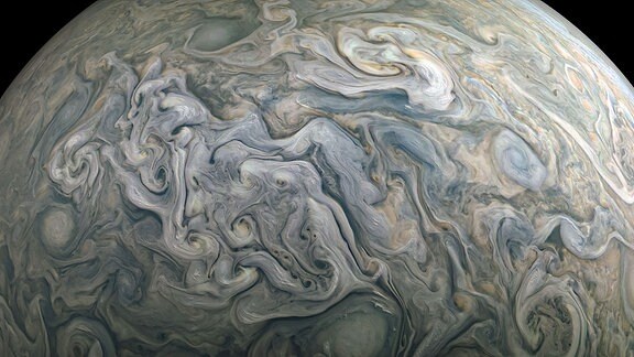 Die Juno-Mission der NASA hat diese kunstvollen atmosphärischen Jets in der nördlichen mittleren Breitenregion des Jupiters aufgenommen. Dieses detaillierte, farbverstärkte Bild offenbart eine komplexe Topografie in Jupiters Wolkengipfeln.