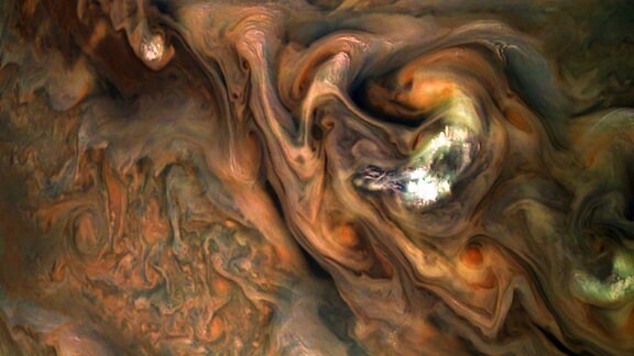Die Wolkendecken des Jupiters bilden keine einfache, flache Oberfläche. Die Daten von Juno halfen den Wissenschaftlern zu entdecken, dass sich die wirbelnden Bänder in der Atmosphäre tief in den Planeten hinein erstrecken, bis in eine Tiefe von etwa 3.000 Kilometern.