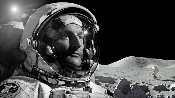 Eine graustufige Weltraum-Collage mit dem deutschen ESA-Astronauten Matthias Maurer in seinem Raumanzug (l.) und dem Mond im Hintergrund (r.). 