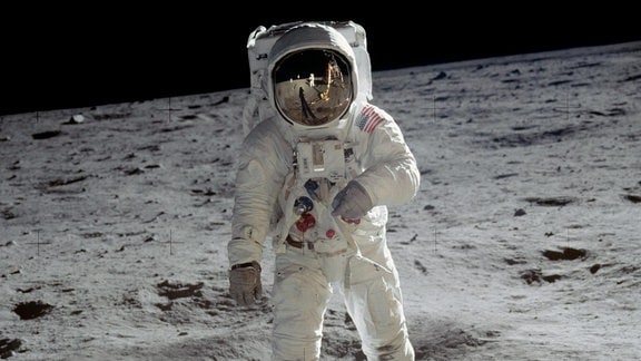 Astronaut im Raumanzug auf dem Mond.