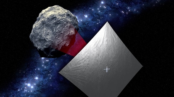 Eine künstlerische Weltraumdarstellung mit dem Satelliten Near-Earth Asteroid Scout oder auch NEA Scout genannt. Angetrieben wird der Mikrosatellit von einem Sonnensegel. Im Hintergrund ist die Milchstraße zu erkennen. 
