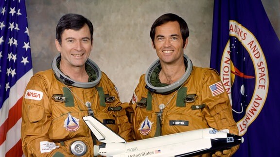 Die beiden NASA Astronauten John Young (l.) und Robert Crippen. Sie sind die Crew des Jungfernflugs des Space Shuttle Colombia (Mission: STS-1).