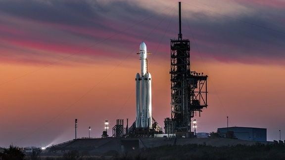 Eine abendliche Aufnahme mit der Trägerrakete Falcon Heavy vom privaten Raumfahrtunternehmen SpaceX