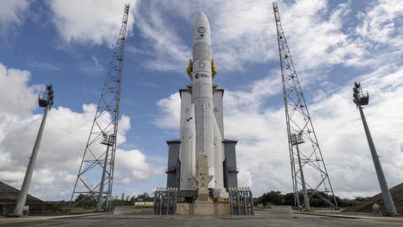 Erster Blick auf die Ariane-6-Rakete, die am 9. Juli 2024 von der Startrampe des europäischen Weltraumbahnhofs in Französisch-Guayana in den Weltraum starten wird.