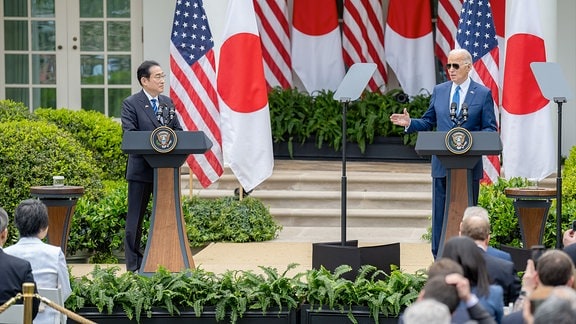 US-Präsident Joe Biden (rechts) und Japans Premierminister Kishida Fumio verkündeten am Mittwoch, den 10. April 2024, das gemeinsame Ziel, dass ein japanischer Staatsbürger als erster nicht-amerikanischer Astronaut bei einer zukünftigen Artemis-Mission auf dem Mond landen soll