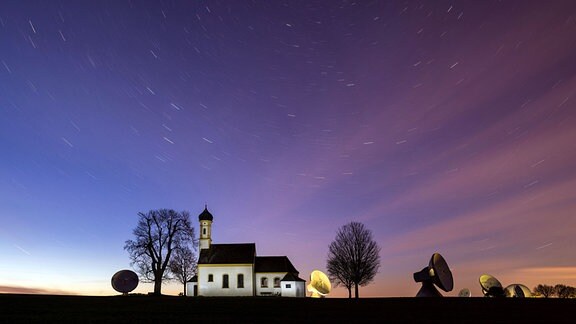 Observatorium auf dem Wendelstein bei untergehender Sonne mit ersten Sternen am Himmel