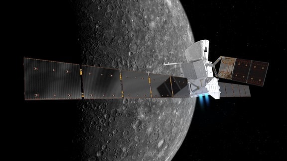 Künstlerische Darstellung des BepiColombo-Raumschiffs mit Merkur im Hintergrund