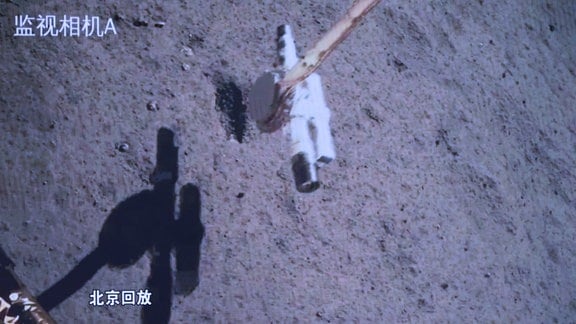 Dieses Bild, das einer Bildschirmaufzeichnung im Beijing Aerospace Control Center (BACC) entnommen wurde, zeigt die Chang'e-6-Sonde, die Proben auf dem Mond sammelt.
