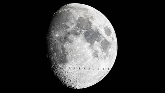 Die Raumstation ISS vor dem Mond