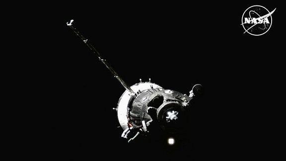 Die russische Sojus-Kapsel MS-26 mit dem NASA-Astronauten Don Pettit und den Kosmonauten Alexey Ovchinin und Ivan Vagner an Bord nähert sich der Internationalen Raumstation zum Andocken am 11. September 2024.  