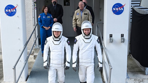 NASA Astronaut Nick Hague (r) und Roscosmos Cosmonaut Aleksandr Gorbunov in Raumanzügen