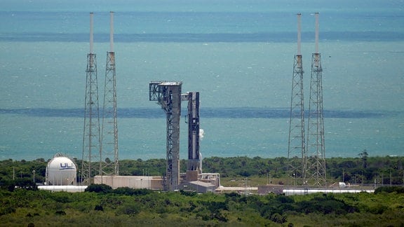 Die Starliner-Kapsel von Boeing, die auf einer Atlas V-Rakete sitzt, steht auf der Startrampe des Space Launch Complex 41, 