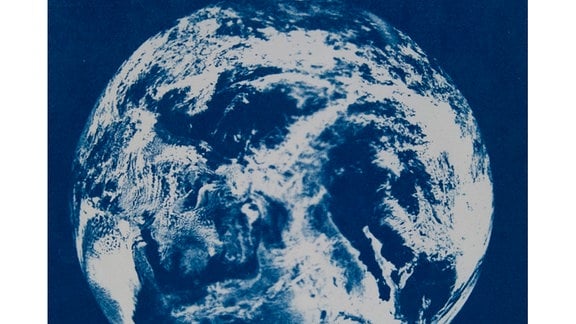 Ein Druck: Blick auf die Erde in Blau und Weiß.