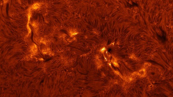 Kategorie: Unsere Sonne  Solares Inferno © Stuart Green  Die Sonne sieht jedes Mal anders aus, wenn Astrofotografen ein Bild aufnehmen, da sich neue Sonnenflecken bilden, wachsen und schließlich wieder verschwinden. Der Fotograf hat selektiv alle Wellenlängen des Lichts mit Ausnahme eines schmalen roten Bandes (bekannt als H-Alpha) herausgefiltert, um eine aktive Region des Wandels der Sonne zu zeigen.  Aufgenommen mit der Basler acA1920-155um Kamera, 5100 mm f/34, 2.500 x 0,02-Sekunden-Belichtungen (50 Sekunden Gesamtbelichtung). Mit einem selbstgebauten Teleskop mit einem Lunt 35 H-Alpha-Etalonfilter  Standort: Preston, Lancashire, Vereinigtes Königreich 