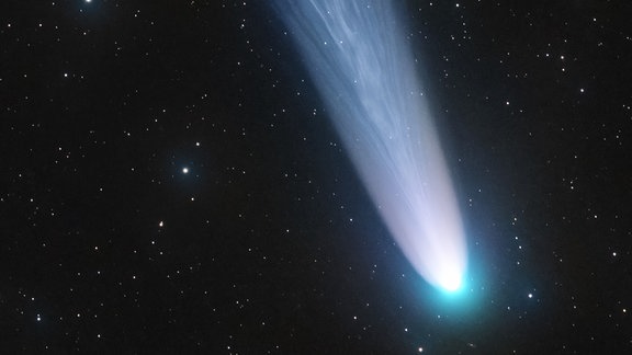 Kategorie: Planeten, Kometen und Asteroiden  Komet C/2021 A1 (Leonard) © Lionel Majzik  Der Komet Leonard wurde am 3. Januar 2021 von G.J. Leonard entdeckt und kam am 12. Dezember 2021 der Erde am nächsten. Der Fotograf sicherte sich am 27. Dezember einige Zeit mit dem Roboterteleskop in den Skygems Remote Observatories in Namibia, um diesen seltenen Blick auf einen Kometen einzufangen, der das Sonnensystem verlassen und nie wieder gesehen werden wird.   Aufgenommen mit QHY 600M Kamera, 600 mm f/3, 2 x 120 Sekunden Belichtung (Lum), 1 x 120 Sekunden Belichtung (RGB)  Standort: Hakos, Khomas, Namibia 