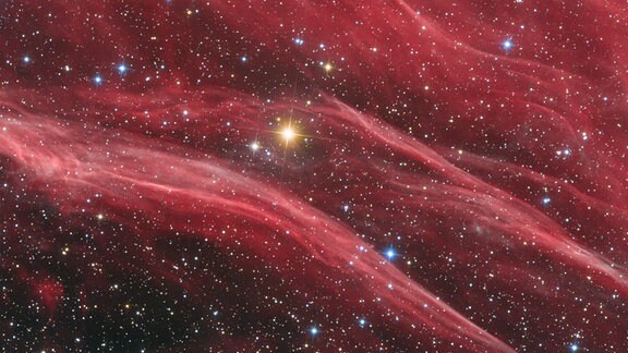 Kategorie: Sterne & Nebel  Die rollenden Wellen von Vela © Paul Milvain  Dieses Bild zeigt eine Region am Rande des Sternbilds Vela. Der Supernova-Überrest von Vela ist eine sehr stark abgebildete Region, aber dieser Abschnitt wird normalerweise nicht mit dem Supernova-Überrest in Verbindung gebracht. Er zeigt reiche Sternfarben und die starke Präsenz von H-alpha- und SII-Emissionen.   Aufgenommen mit der ZWO ASI2600MM Pro Kamera, 1125 mm f/4, 9 x 300-Sekunden R/G/B-Belichtungen, 91 x 300-Sekunden H-Alpha-Belichtungen, 53x 300-Sekunden SII-Belichtungen  Standort: Forbes, Victoria, Australien 