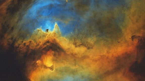 Kategorie: Junger Astronomiefotograf des Jahres  IC 1871 - Ein kleiner Teufel auf dem Kopf eines Drachen © Nan Wang, Binyu Wang  Dieses Bild zeigt den Nebel IC 1848 und seinen Kern, IC 1871. Der Seelennebel ist ein Emissionsnebel, der sich in Kassiopeia befindet. Östlich der Soul-Sternwolke befindet sich ein Komplex von Nebeln und Sternhaufen, der als Heart Nebula (IC 1805) bekannt ist und aus Nebel und Sternhaufen besteht. Zusammen werden sie oft als "Herz und Seele" bezeichnet.  Aufgenommen mit einer ZWO ASI6200MM PRO Kamera, 1100 mm f/7,3, 32 Stunden Gesamtbelichtung  Standort: Enjoy-Observatorium, China 