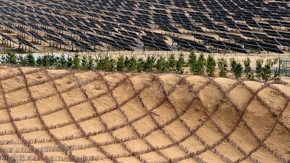 Das Foto zeigt die Dalad Photovoltaic Power Base in der Kubuqi-Wüste in der nordchinesischen autonomen Region Innere Mongolei.