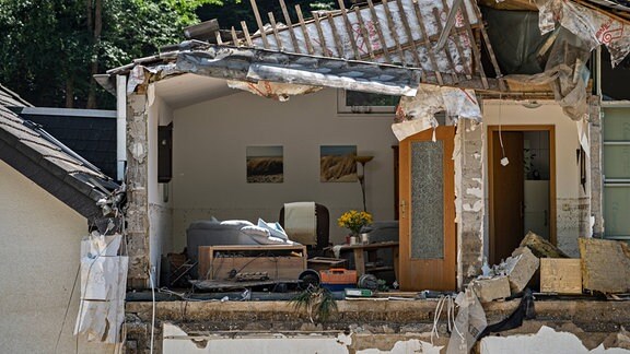 Aufräumarbeiten nach dem Hochwasser, Einblick in beschädigtes Wohnhaus in der Stadt Marienthal.