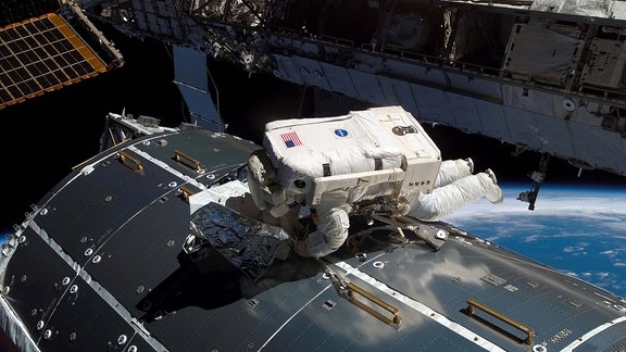 Astronaut Hans Schlegel beim Wechsel eines Nitrogen-Tanks am Columbus-Modul der Internationalen Raumstation ISS anlässlich der Mission STS-122 