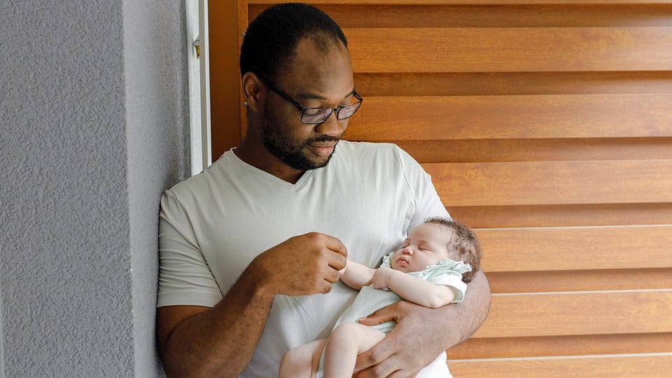 Baby Schläft Tagsüber Nur Auf Dem Arm Leichte Sprache: Die meisten Eltern tragen ihr Baby auf dem linken Arm