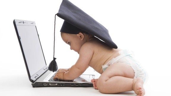 Baby mit Doktorhut und Laptop 
