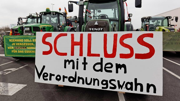 Schluss mit dem Verordnungswahn, Schild an einem Traktor bei Bauernprotesten