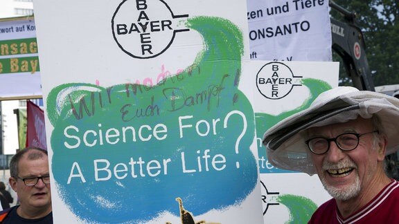 Aktivisten protestieren gegen die Fusion von Bayer und Monsanto.
