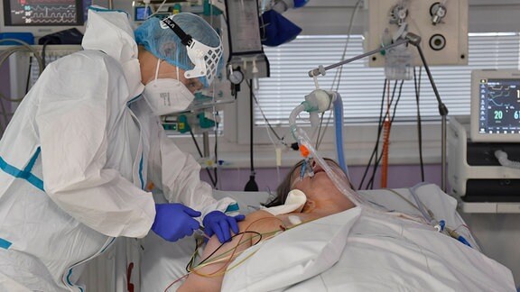 Mitarbeiter des Gesundheitswesens betreuen einen COVID-19-Patienten auf der Intensivstation