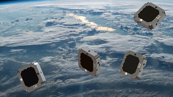 Eine künstlerische Darstellung der BEESAT Cube-Satelliten der Technischen Universität Berlin. Im Hintergrund ist die Erde zu sehen. 