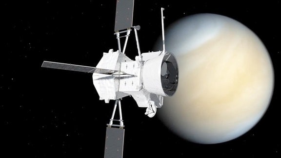 Eine Weltraum Sonde fliegt vor dem Planeten Venus