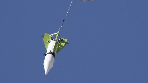 Eine Rakete landet mit Fallschirm