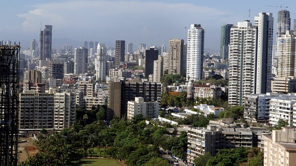 Hochhaussykline von Mumbai mit vielen hohen Wohngebäuden, verstreut über die Stadt; sonniges Wetter, Ansicht von Anhöhe oder hohem Gebäude aus