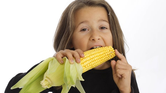 Ein Mädchen mit einem Maiskolben