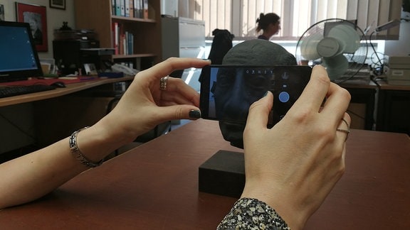 Ägyptologin Dr. Franziska Naether fertigt virtuelles 3D-Modell einer antiken Kopf-Platik an
