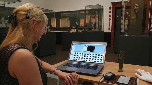 Ägyptologin Dr. Franziska Naether fertigt virtuelles 3D-Modell einer antiken Kopf-Platik an