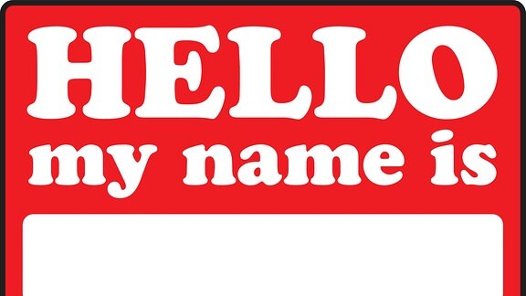 rotes Namensschild "Hello my name is"