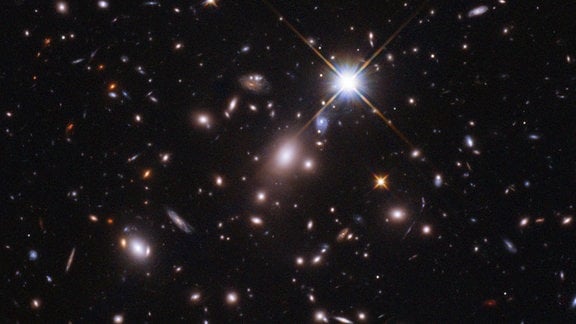 Mit dieser Beobachtung hat das NASA/ESA Hubble-Weltraumteleskop einen außergewöhnlichen neuen Maßstab gesetzt: Es hat das Licht eines Sterns entdeckt, der in den ersten Milliarden Jahren nach der Geburt des Universums im Urknall (bei einer Rotverschiebung von 6,2) existierte - der am weitesten entfernte einzelne Stern, der je gesehen wurde. Dies ist ein wichtiges Ziel für das James-Webb-Weltraumteleskop der NASA/ESA/CSA in seinem ersten Jahr.