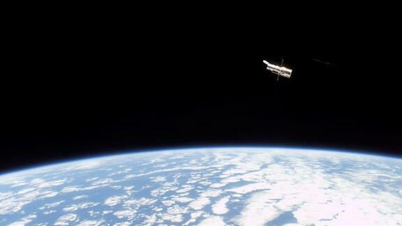 Weltraumteleskop Hubble in seinem Orbit um die Erde