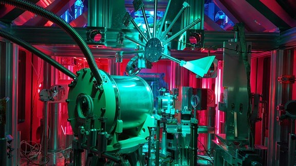 Blick ins Innere der Targetkammer, in der die Laser-Plasma-Wechselwirkung abläuft, mit gepulstem Magnet zum Strahleinfangen.