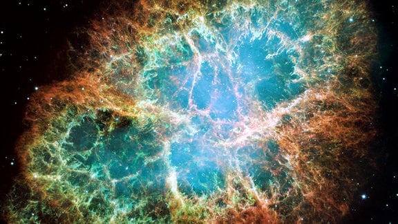 Der Krebsnebel, das Ergebnis einer Supernova aus dem Jahr 1054, hat eine Ausdehnung von etwa zehn Lichtjahren. Im Zentrum des Nebels befindet sich ein Pulsar: ein Neutronenstern, so schwer wie die Sonne, aber nur so groß wie eine Kleinstadt. Der Krebs-Pulsar rotiert etwa 30 Mal pro Sekunde.