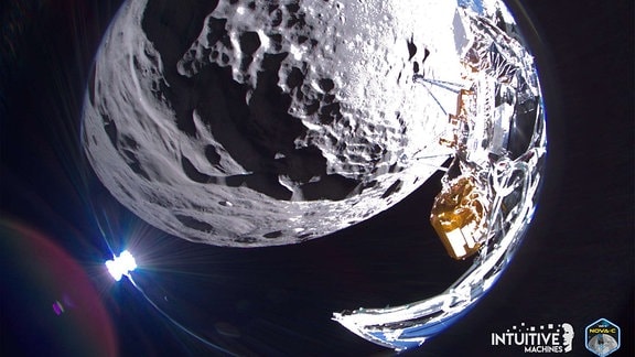 Am 22. Februar 2024 nimmt die Odysseus-Mondlandefähre von Intuitive Machines ein Bild des Kraters Schomberger auf dem Mond in einer Entfernung von etwa 200 Kilometern vom geplanten Landeplatz in einer Höhe von etwa 10 Kilometern auf, das ein breites Sichtfeld bietet. 